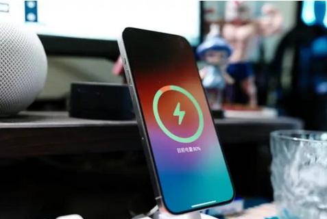 八宿苹果15换屏服务分享用什么充电器给iPhone15充电更好 
